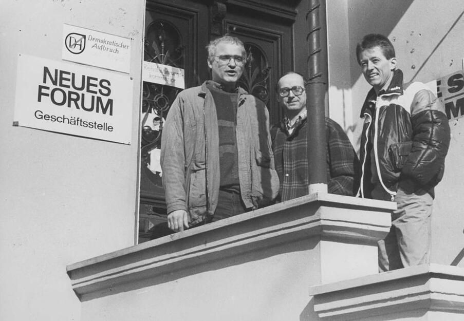 März 1990: Der Chefredakteur der Frankfurter "die ZEITung" Eike Nettelbeck (links) vor der Geschäftsstelle des Neuen Forums.