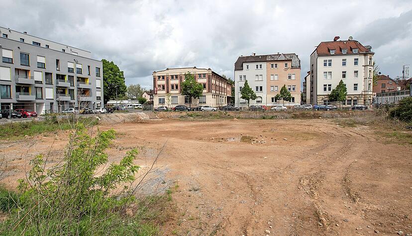 Diese Baulücke an der Happelstraße ist das letzte unbebaute Grundstück im Südbahnhof-Areal. Innerhalb von nicht einmal sieben Jahren ist aus einer ehemaligen Bahnbrache ein Wohnquartier für 1100 Bewohner gewachsen.
Foto: Andreas Veigel Diese Baulücke an der Happelstraße ist das letzte unbebaute Grundstück im Südbahnhof-Areal. Innerhalb von nicht einmal sieben Jahren ist aus einer ehemaligen Bahnbrache ein Wohnquartier für 1100 Bewohner gewachsen.
Foto: Andreas Veigel
