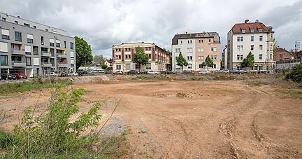 Diese Baulücke an der Happelstraße ist das letzte unbebaute Grundstück im Südbahnhof-Areal. Innerhalb von nicht einmal sieben Jahren ist aus einer ehemaligen Bahnbrache ein Wohnquartier für 1100 Bewohner gewachsen.
Foto: Andreas Veigel