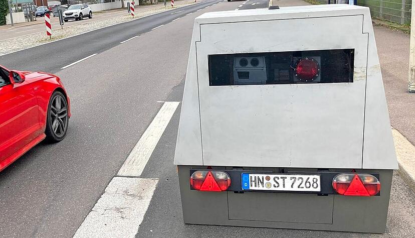 Enforcement-Trailer ähneln kleinen Anhängern und sind mit Nummernschildern versehen. In Heilbronn wurden sie für sechs Monate an verschiedenen Orten zur verstärkten Geschwindigkeitskontrolle eingesetzt. Enforcement-Trailer ähneln kleinen Anhängern und sind mit Nummernschildern versehen. In Heilbronn wurden sie für sechs Monate an verschiedenen Orten zur verstärkten Geschwindigkeitskontrolle eingesetzt.