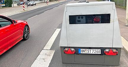 Enforcement-Trailer &auml;hneln kleinen Anh&auml;ngern und sind mit Nummernschildern versehen. In Heilbronn wurden sie f&uuml;r sechs Monate an verschiedenen Orten zur verst&auml;rkten Geschwindigkeitskontrolle eingesetzt.