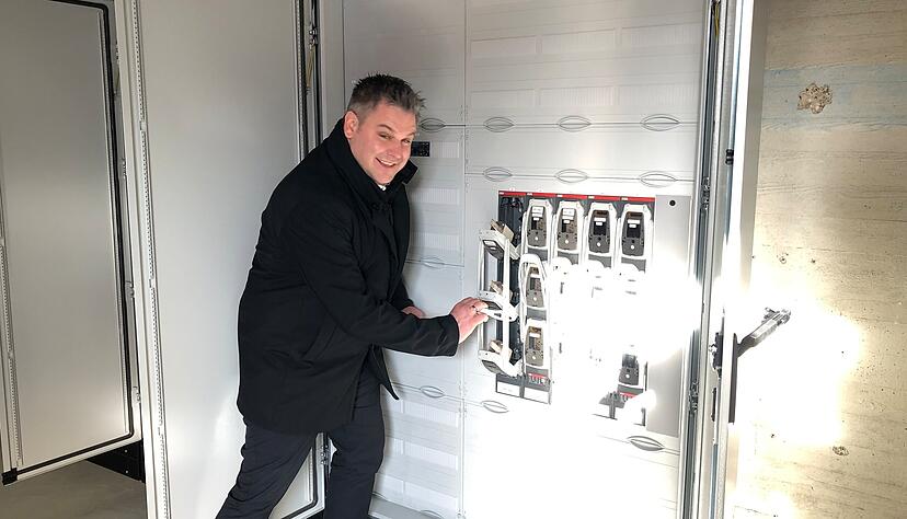 B&uuml;rgermeister Andreas Vierling legt die Sicherung am Schaltkasten ein und aktiviert damit die neue Photovoltaikanlage des Stettenfelsareals in Untergruppenbach.