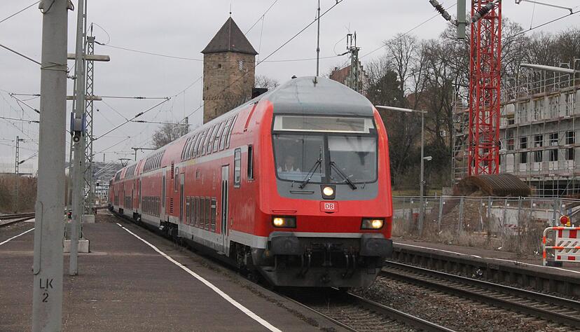Der bisher mit Doppelstockwagen verkehrende Regionalexpress auf der Frankenbahn wird durch kleinere Triebwagen ersetzt. Zudem endet die morgendliche Verbindung aus Osterburken in Jagstfeld, was zu Problemen führen könnte.
Foto: Archiv/Boxheimer Der bisher mit Doppelstockwagen verkehrende Regionalexpress auf der Frankenbahn wird durch kleinere Triebwagen ersetzt. Zudem endet die morgendliche Verbindung aus Osterburken in Jagstfeld, was zu Problemen führen könnte.
Foto: Archiv/Boxheimer