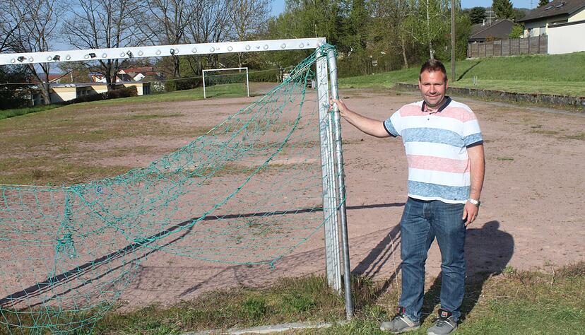 Fl&auml;che f&uuml;r neun Wohnh&auml;user: Ortsvorsteher Andreas Oechsener zeigt den "Roten Platz".
Foto: J&ouml;rg K&uuml;hl