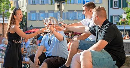 Freunde treffen, dabei die verschiedenen Weine genießen und Musik hören, das geht auf dem 27. Hohenloher Weindorf an fünf Tagen.
Foto: privat