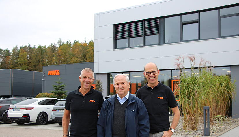Willi Arnold (Mitte) mit Sohn Frank (links) und dessen Gesch&auml;ftspartner Kai B&ouml;hmann vor dem Firmengeb&auml;ude im Gewerbepark Waldzimmern.