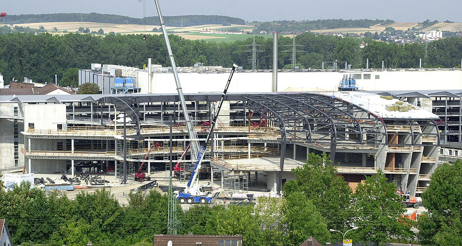 Immer konkretere Formen nimmt das S&uuml;dgel&auml;nde bei Audi in Neckarsulm an. Im Mai 2005 soll das neue Kundenzentrum fertig sein, das auch ein &ouml;ffentliches Restaurant und eine historische Ausstellung umfassen wird - neben all den funkelnagelneuen Autos frisch aus der Fabrik. Aufnahme aus August 2004.