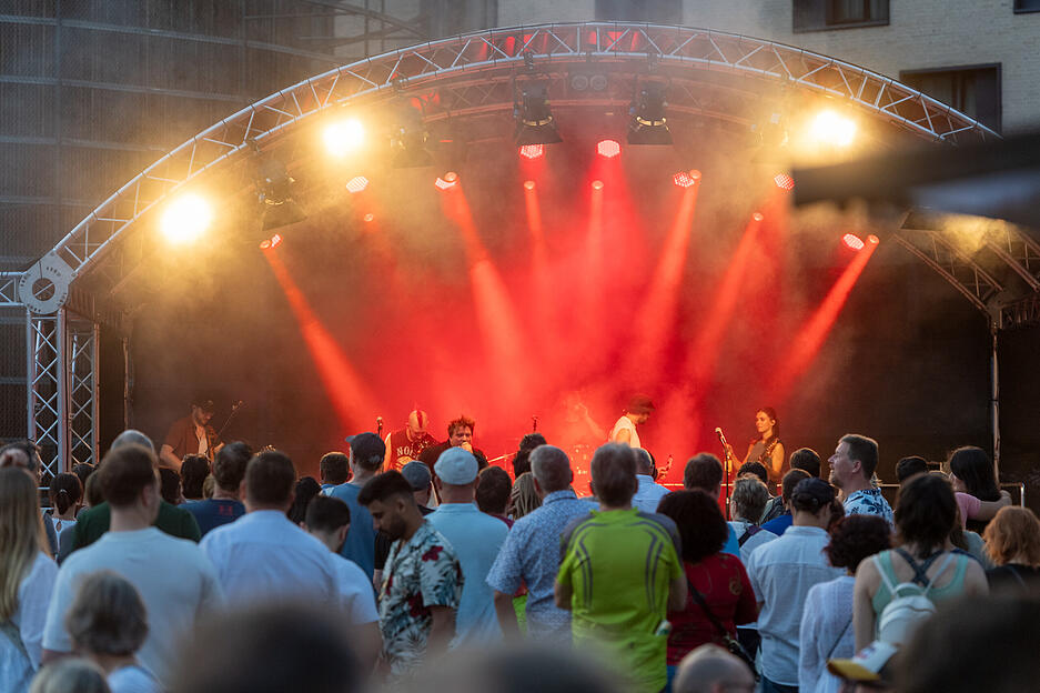 Geboten waren beim Heilbronner Lichterfest über 60 Gastronomie- und Streetfood-Stände, vier Bühnen, beeindruckenden Licht- und Lasershows und ein Familienprogramm. Am Samstag endete das Sommer-Event. Geboten waren beim Heilbronner Lichterfest über 60 Gastronomie- und Streetfood-Stände, vier Bühnen, beeindruckenden Licht- und Lasershows und ein Familienprogramm. Am Samstag endete das Sommer-Event.