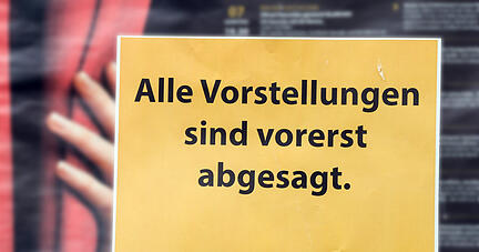 &laquo;Alle Vorstellungen sind abgesagt.&raquo; ist &uuml;ber den Spielplan vom Theater am Palais geklebt. Rund 50 prominente Film- und Fernsehschauspieler sorgen mit einer gro&szlig;angelegten Internetaktion unter dem Motto #allesdichtmachen f&uuml;r Aufsehen. Sie verbreiteten am Donnerstag (22.04.2021) bei Instagram und auf der Videoplattform Youtube gleichzeitig ironisch-satirische Clips mit pers&ouml;nlichen Statements gegen die Coronapolitik der Bundesregierung. +++ dpa-Bildfunk +++