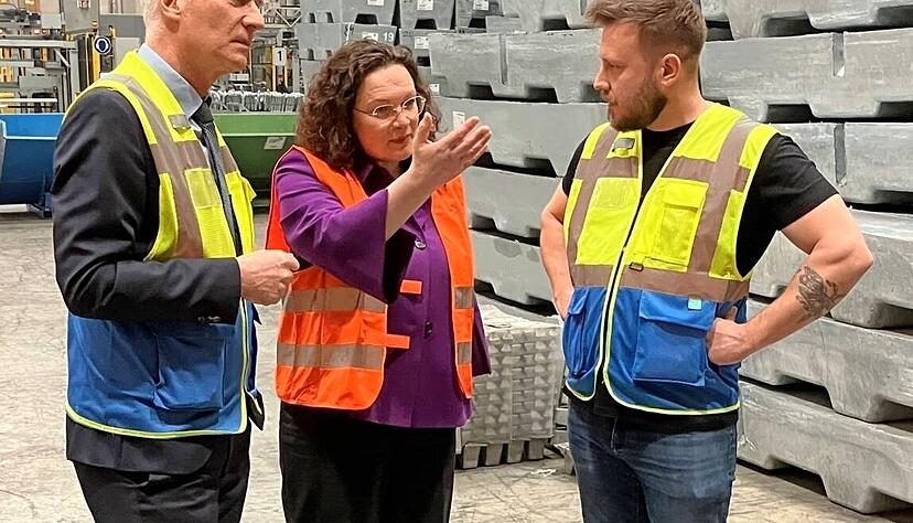 Andrea Nahles, Chefin der Bundesagentur f&uuml;r Arbeit, kam beim Rundgang durch die Layher-Verzinkerei in Cleebronn mit Mitarbeitern und Auszubildenden ins Gespr&auml;ch.