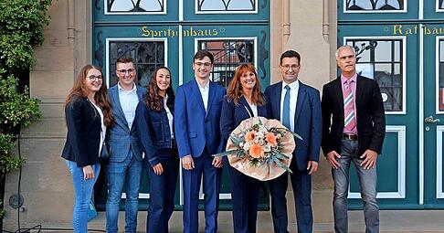 Timo Wolf (Zweiter von rechts) im Kreis seiner Familie (von rechts): Yvonne, Yannik, Annabell und Manuel Wolf mit Freundin Nathalie. Klaus-Peter Reimold (außen) gratulierte als Erster.