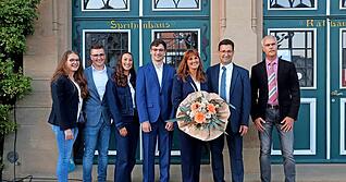 Timo Wolf (Zweiter von rechts) im Kreis seiner Familie (von rechts): Yvonne, Yannik, Annabell und Manuel Wolf mit Freundin Nathalie. Klaus-Peter Reimold (außen) gratulierte als Erster.