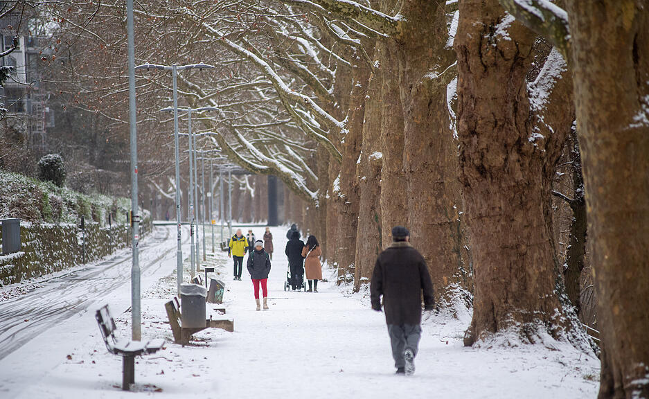 Einige nutzen den Dienstagmorgen f&uuml;r einen Schneespaziergang in Heilbronn.