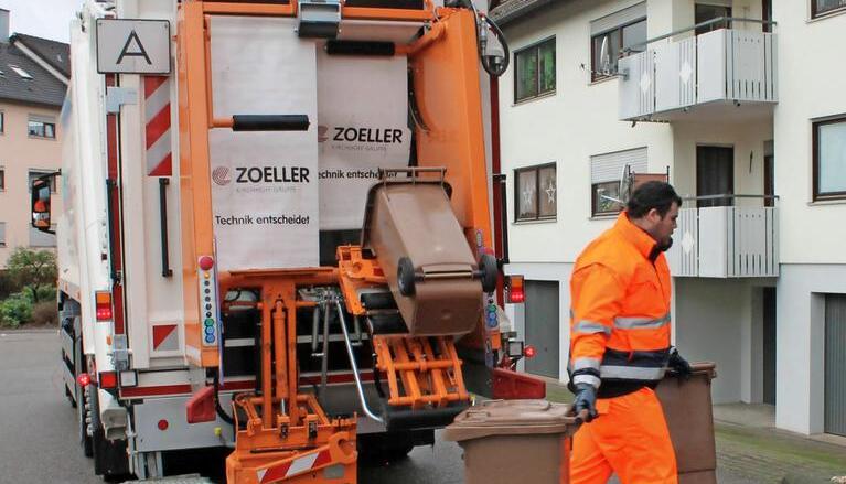 In Bretzfeld wurden am Montag die ersten von 33.000 Biotonnen geleert. Entsorgt wird das Material bei der Firma Hauke in &Ouml;hringen. 6000 Tonnen Biom&uuml;ll sind das Jahresmengenziel, 2016 werden zun&auml;chst 2000 bis 2500 Tonnen erwartet.
Fotos: Reichert