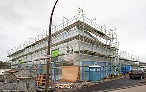 An der Fassade ist noch nicht alles fertig, weshalb das Gerüst nicht abgebaut werden kann. Es fehlt auch ein Vordach am Eingang. An der Fassade ist noch nicht alles fertig, weshalb das Gerüst nicht abgebaut werden kann. Es fehlt auch ein Vordach am Eingang.