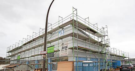 An der Fassade ist noch nicht alles fertig, weshalb das Ger&uuml;st nicht abgebaut werden kann. Es fehlt auch ein Vordach am Eingang.