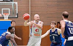 Spielertrainer Goran Mijic (Mitte) steht selten selbst auf dem Court, gibt aber von außen den Takt vor. Spielertrainer Goran Mijic (Mitte) steht selten selbst auf dem Court, gibt aber von außen den Takt vor.
