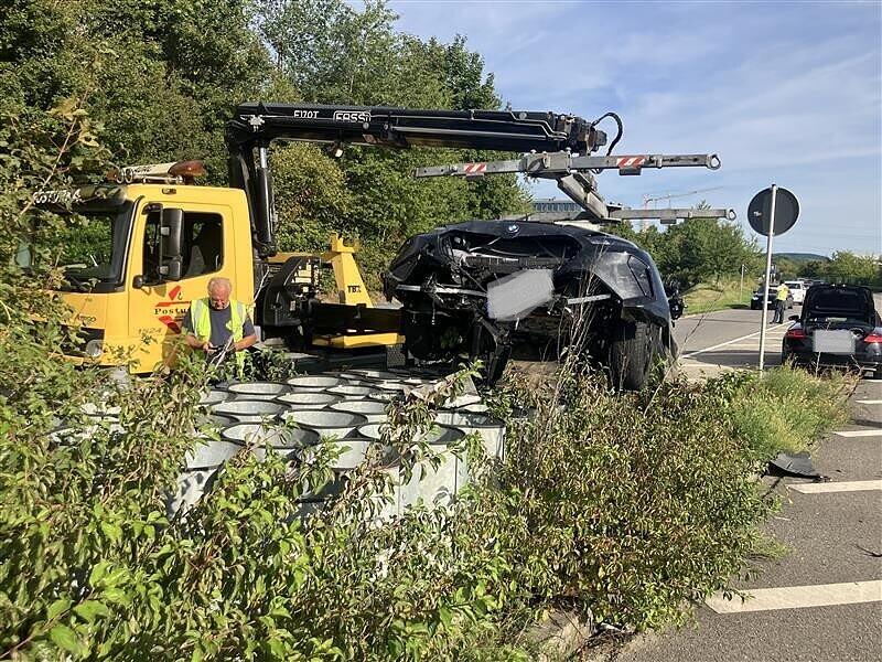 Der Fahrer eines BMW ist auf der B27 bei Bad Friedrichshall mit seinem Auto auf die Mittelleitplanke aufgefahren.