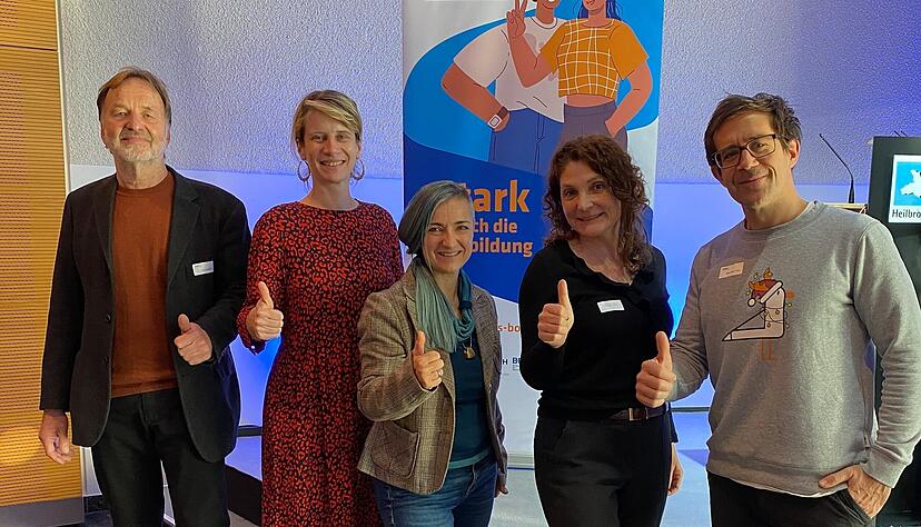 Klaus Harder (von links), Regionalkoordinator von Veraplus, NSST-Gesch&auml;ftsf&uuml;hrerin Kathrin Junken, Brigitte K&auml;fer, Ausbildungsbegleiterin bei der IHK, Annabell Gil, Ausbildungsbegleiterin bei der Handwerksammer Heilbronn-Franken, und Sebastian Pohl vom Senior Experten Service, beim Erfahrungsaustausch im Heilbronner Haus der Wirtschaft.