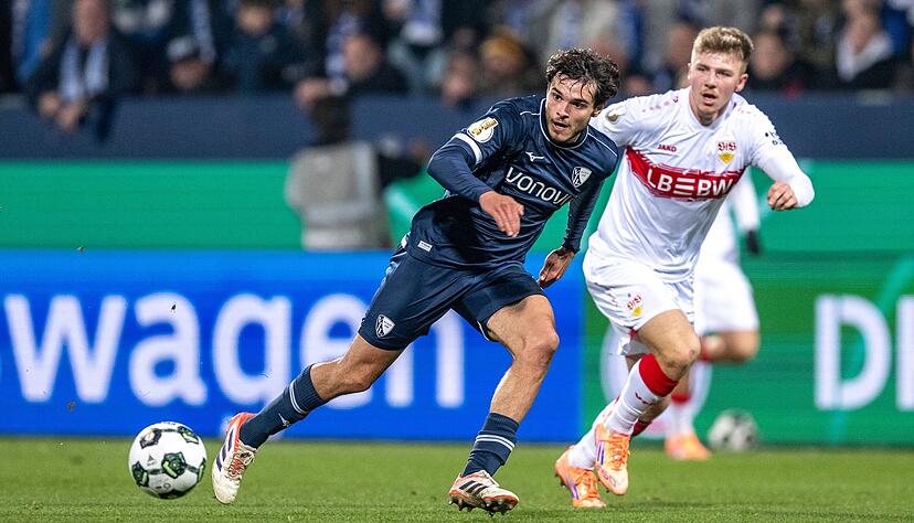 Finn Jeltsch (rechts) zwickt es im Rücken. Ein Startelfeinsatz gegen Leverkusen ist damit laut Trainer Sebastian Hoeneß für den VfB-Verteidiger ausgeschlossen. Finn Jeltsch (rechts) zwickt es im Rücken. Ein Startelfeinsatz gegen Leverkusen ist damit laut Trainer Sebastian Hoeneß für den VfB-Verteidiger ausgeschlossen.