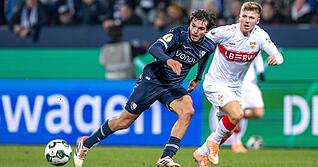 Finn Jeltsch (rechts) zwickt es im R&uuml;cken. Ein Startelfeinsatz gegen Leverkusen ist damit laut Trainer Sebastian Hoene&szlig; f&uuml;r den VfB-Verteidiger ausgeschlossen.