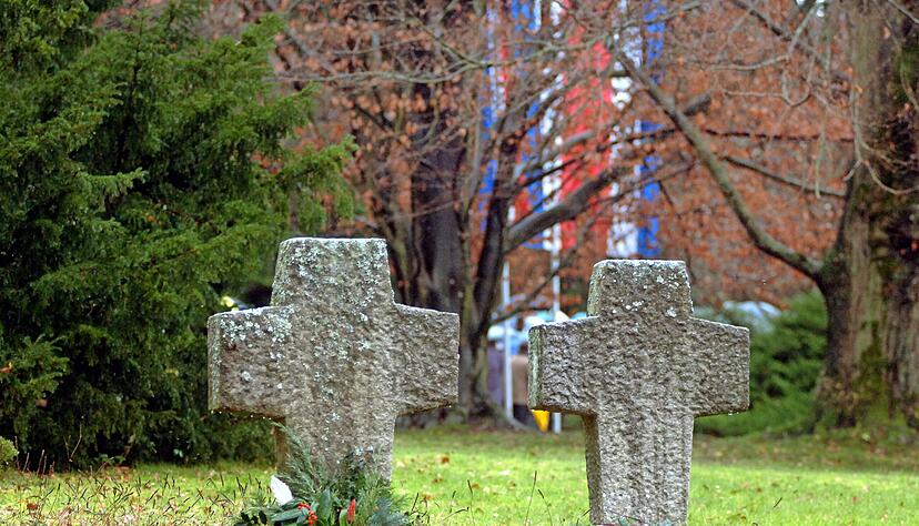 Die zentrale Gedenkfeier findet um 15 Uhr auf dem Ehrenfriedhof statt. Die zentrale Gedenkfeier findet um 15 Uhr auf dem Ehrenfriedhof statt.