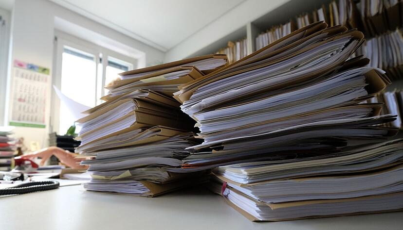 Akten liegen auf einem Tisch.