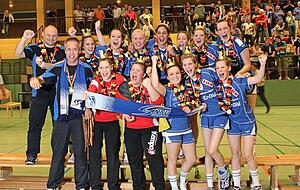 Das Meisterteam der Neckarsulmer Sport-Union, B-Juniorinnen 2011. Hinten von links: Sven Fischer, Helena Odenwald, Svenja Kaufmann, Tanja Brunn, Isabel Tissekker, Maria Odenwald, Sandra Bechtold, Julia Ost. Vorne: Trainer Jürgen Kaufmann, Vanessa Steinhoff, Jana Eisele, Amelie Hummel, Ursula Berthold, Sabine Kreuzwieser.
Foto: privat Das Meisterteam der Neckarsulmer Sport-Union, B-Juniorinnen 2011. Hinten von links: Sven Fischer, Helena Odenwald, Svenja Kaufmann, Tanja Brunn, Isabel Tissekker, Maria Odenwald, Sandra Bechtold, Julia Ost. Vorne: Trainer Jürgen Kaufmann, Vanessa Steinhoff, Jana Eisele, Amelie Hummel, Ursula Berthold, Sabine Kreuzwieser.
Foto: privat