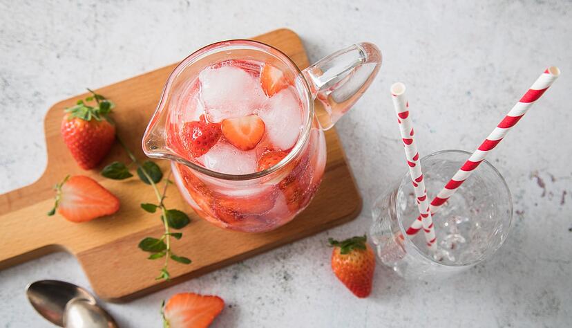 Erdbeeren verleihen dem Wasser ein intensives Aroma und machen in einer schönen Karaffe auch optisch Lust aufs Trinken.