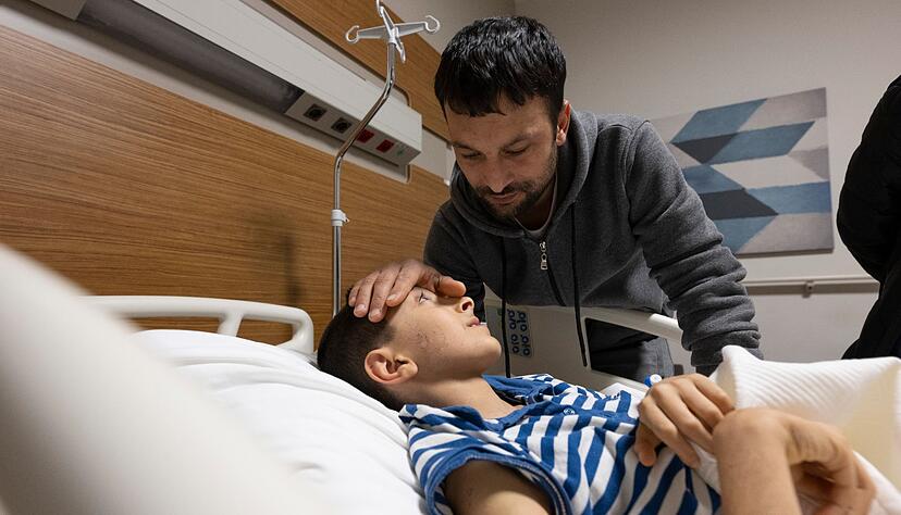 Auch Serkan Agris Sohn Mahmut liegt im Krankenhaus von Adana. Auch Serkan Agris Sohn Mahmut liegt im Krankenhaus von Adana.