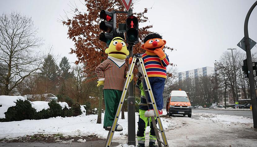 An zwei Ampeln in NDR-N&auml;he haben jetzt die Kultfiguren aus der Sesamstra&szlig;e das Sagen.