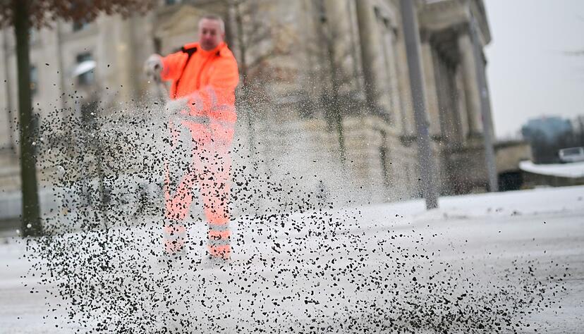 Die Berliner Stadtreinigung (BSR) hat mit dem Winterdienst alle Hände voll zu tun. Die Berliner Stadtreinigung (BSR) hat mit dem Winterdienst alle Hände voll zu tun.
