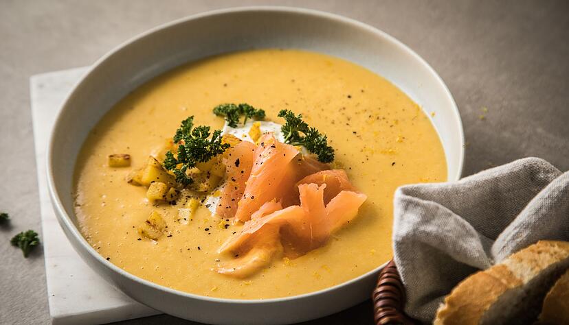 Fisch statt Fleisch gewünscht? Geht auch, wie in dieser Kartoffelcremesuppe mit Schmand, Räucherlachs und Petersilie. Fisch statt Fleisch gewünscht? Geht auch, wie in dieser Kartoffelcremesuppe mit Schmand, Räucherlachs und Petersilie.