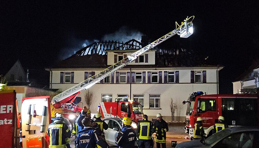 Das Geb&auml;ude ist nach dem Feuer einsturzgef&auml;hrdet.