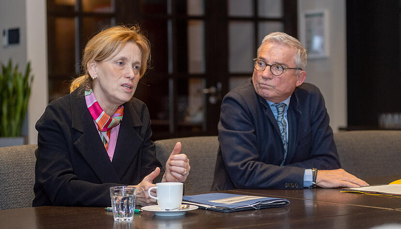 Bundesbildungsministerin Karin Prien und der baden-w&uuml;rttembergische Innenminister Thomas Strobl (beide CDU) sprechen &uuml;ber Medienkompetenz und die Gefahren f&uuml;r Kinder und Jugendliche im Netz.