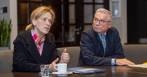 Bundesbildungsministerin Karin Prien und der baden-w&uuml;rttembergische Innenminister Thomas Strobl (beide CDU) sprechen &uuml;ber Medienkompetenz und die Gefahren f&uuml;r Kinder und Jugendliche im Netz.