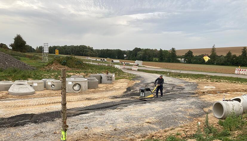 Auf der s&uuml;dlichen Seite finden bereits Erschlie&szlig;ungsma&szlig;namen statt, n&ouml;rdlich verlegen Arbeiter gerade Rohre f&uuml;r die Regenentw&auml;sserung.