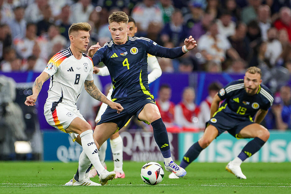 Toni Kroos: Der Weltmeister von 2014 ist für die Heim-EM ins Team zurückgekehrt und durfte sich viele Lobeshymnen anhören. Gerade wieder Champions-League-Triumphator mit Real Madrid geworden. Anfangs rutschte er ein paar Mal leicht weg, bereitete dann aber das 1:0 mit vor. Bei Standards riefen die Fans „Toni, Toni!“ Bei seiner Auswechslung auch. Emre Can kam und traf noch zum 5:1.
Note: 3