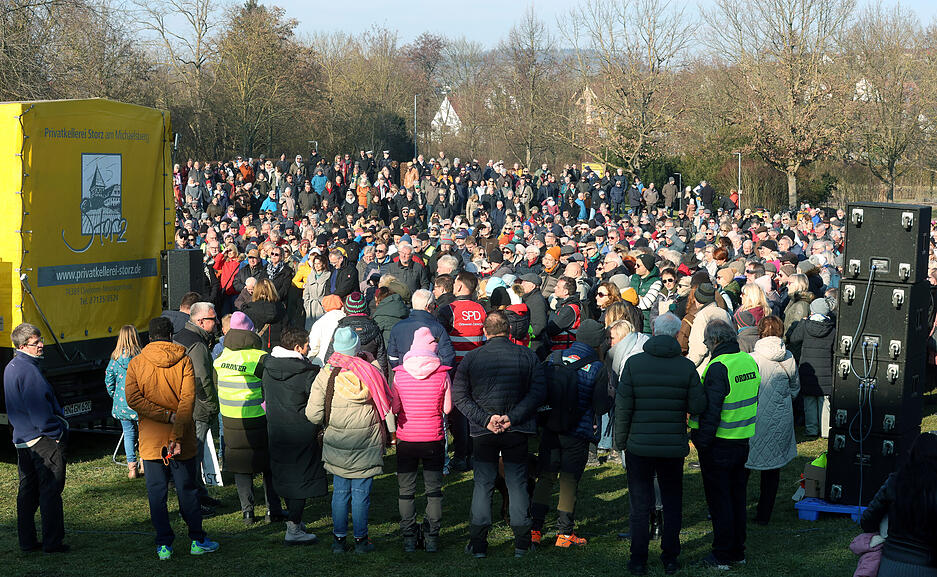 Die Kassen&auml;rztliche Vereinigung schlie&szlig;t 18 &auml;rztliche Bereitschaftspraxen im Land. Auch der Standort der Notfallpraxis in Brackenheim ist davon betroffen. Zahlreiche Menschen haben deshalb im Brackenheimer Wiesental neben dem B&uuml;rgerzentrum demonstriert.