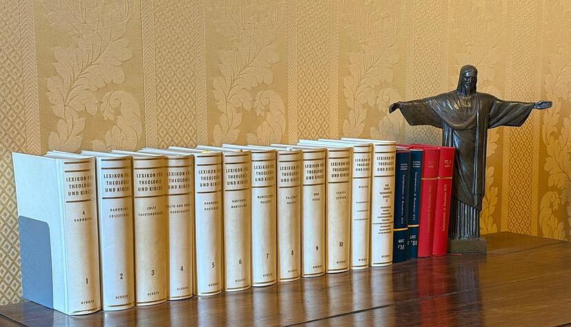 In den Privatgemächern steht noch das Theologische Lexikon von Papst Benedikt XVI. In den Privatgemächern steht noch das Theologische Lexikon von Papst Benedikt XVI.