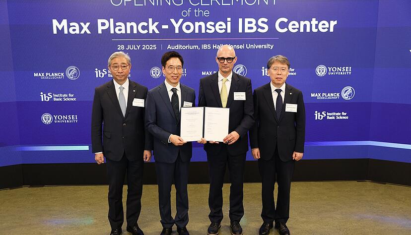 Feierstunde in Seoul zur Gr&uuml;ndung des neuen Max-Planck-Centers (von links): der Pr&auml;sident der Yonsei University Dong-Sup Yoon, daneben Jinwoo Cheon, Direktor des IBS Center for Nanomedicine und Direktor des neuen Max Planck&ndash;Yonsei IBS Centers, Joachim Spatz, Direktor des Max Planck Instituts f&uuml;r medizinische Forschung und Do Young Noh, Direktor IBS Headquarters. Copyright: IBS &ndash; Yonsei University
