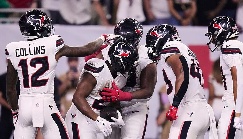 Jakob Johnson (zweiter von rechts) hatte einige gute Aktionen und feiert hier den Touchdown von Nick Chubb (Mitte) - die Texans verloren dennoch.
