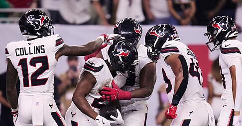 Jakob Johnson (zweiter von rechts) hatte einige gute Aktionen und feiert hier den Touchdown von Nick Chubb (Mitte) - die Texans verloren dennoch.