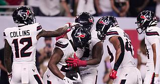 Jakob Johnson (zweiter von rechts) hatte einige gute Aktionen und feiert hier den Touchdown von Nick Chubb (Mitte) - die Texans verloren dennoch.