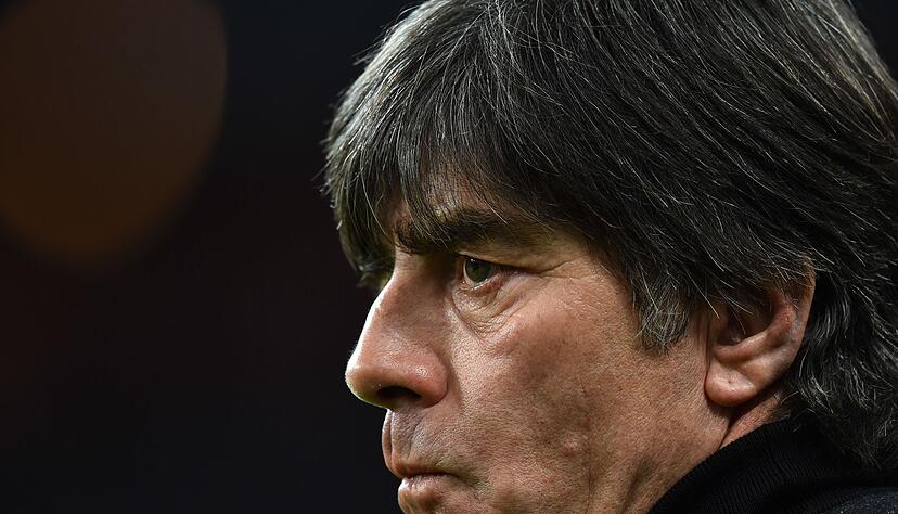 Angespannt: Bundestrainer Joachim Löw vor dem Spiel am 13. November gegen Frankreich in Paris (Archivbild). Angespannt: Bundestrainer Joachim Löw vor dem Spiel am 13. November gegen Frankreich in Paris (Archivbild).