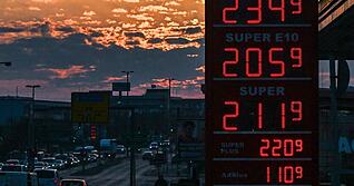 Hohe Preise f&uuml;r Benzin und Diesel belasten Vielfahrer besonders.