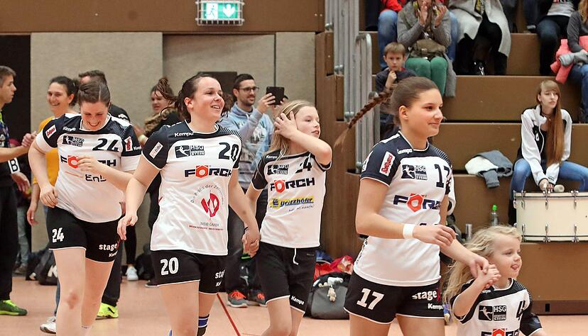 Zum vorerst letzten Mal liefen die Frauen der HSG Kochert&uuml;rn/Stein am Samstag zu einem W&uuml;rttembergliga-Spiel ein.
Foto: Andreas Veigel