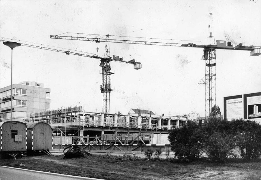 Das künftige "Shopping-Haus" an der Allee ist bereits aus dem Boden "gewachsen". Die Bebauungsplan-Satzung für das Hochhaus, zu dem 240 Tiefgaragen-Einstellplätze gehören, wurde vom Gemeinderat genehmigt. Aufnahme von November 1970.
