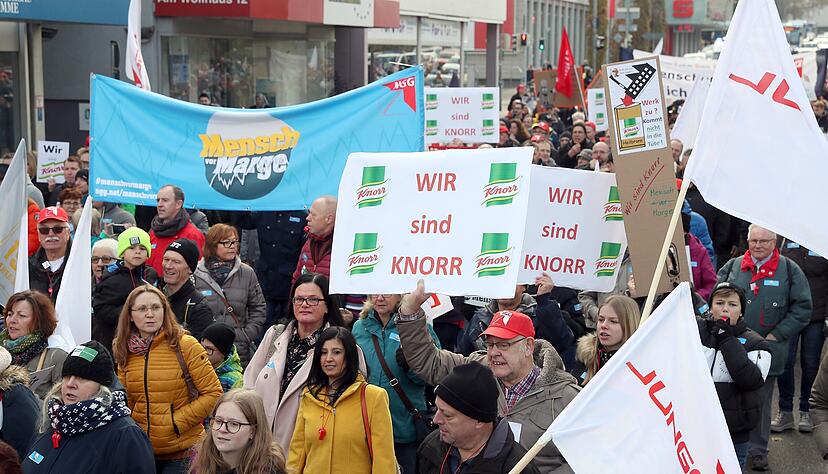 Ende 2019 stand die Knorr-Fabrik vor der Schließung. Nur dank gemeinsamer Anstrengungen und Demonstrationen von Belegschaft, Gewerkschaften und Stadtgesellschaft gelang es 2020, das Ende abzuwenden. Ende 2019 stand die Knorr-Fabrik vor der Schließung. Nur dank gemeinsamer Anstrengungen und Demonstrationen von Belegschaft, Gewerkschaften und Stadtgesellschaft gelang es 2020, das Ende abzuwenden.
