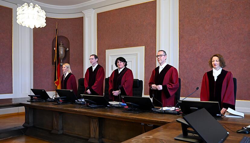 Der II. Senat des Bundesfinanzhofs, in der Mitte die Vorsitzende Richterin Franceska Werth.